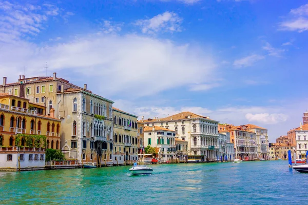 VENICE, ITÁLIA - Junho 01, 2014.Vista da rua da água e construção antiga — Fotografia de Stock