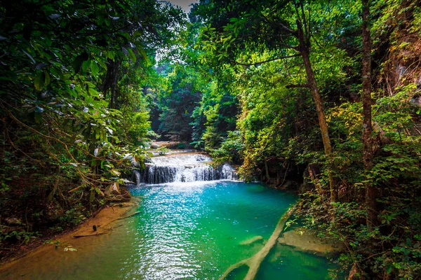 La bella cascata nella foresta profonda — Foto Stock