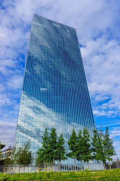 FRANKFURT AM MAIN, ALEMANIA - 19 DE SEPTIEMBRE DE 2015: Nuevo edificio moderno —  Fotos de Stock