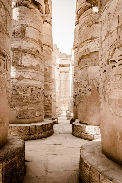 Kolumny w hol kolumnowy świątyni w Karnaku, Luxor, EG — Zdjęcie stockowe