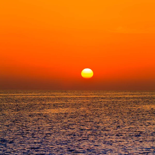 夕焼け空。海の夕日。美しい夕日 — ストック写真