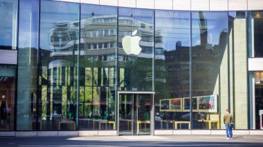 Düsseldorf, Almanya - 02 Nisan 2017: Apple store girişi. AP