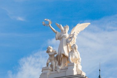 Zurih Opera Evi binanın tepesinde heykel