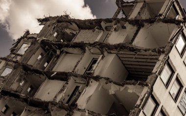 yıkık tuğla. bir şehir kalıntıları. Kalıntılar savaş. terk edilmiş evleri