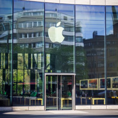 Düsseldorf, Almanya - 02 Nisan 2017: Apple store, bir su