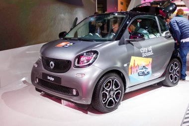 Frankfurt - 22 Eylül 2015: Smart Fortwo ve Forfour bir