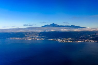 Tenerife hava görünümünü. Uçak penceresinden görüntülemek