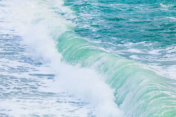 蓝色的大海与海浪。在海洋飞溅波波 — 图库照片