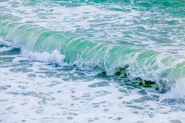 波と青い海。海のしぶき波の波 — ストック写真