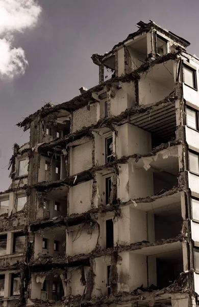 Tijolo arruinado. ruínas de uma cidade. Ruínas da guerra. casas abandonadas — Fotografia de Stock