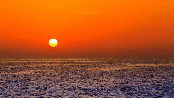 Günbatımı gökyüzü. Deniz günbatımı. güzel gün batımı — Stok fotoğraf
