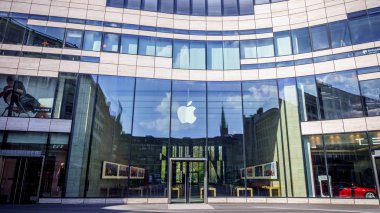 Düsseldorf, Almanya - 02 Nisan 2017: Apple store girişi. AP
