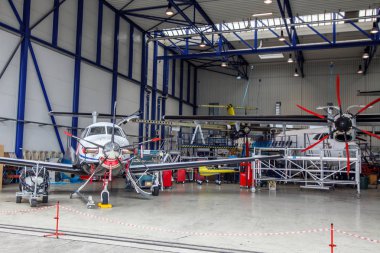 hangarda uçak. 