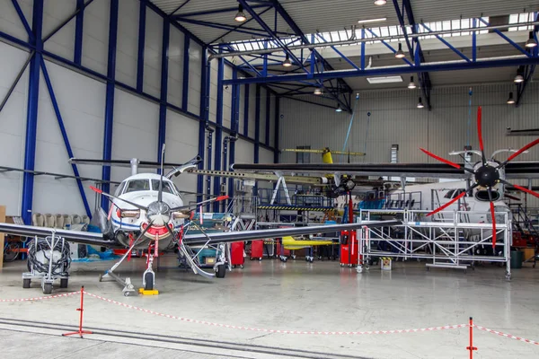 Flugzeuge im Hangar. — Stockfoto