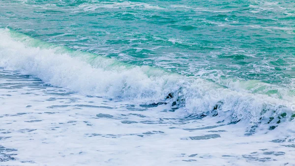Błękitne morze z falami. Fale w fale rozpryskiwania oceanu — Zdjęcie stockowe