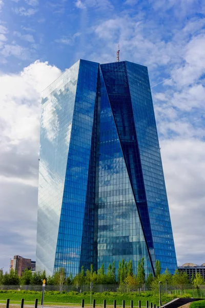 FRANKFURT AM MAIN, ALEMANIA - 19 DE SEPTIEMBRE DE 2015: Nuevo edificio moderno —  Fotos de Stock