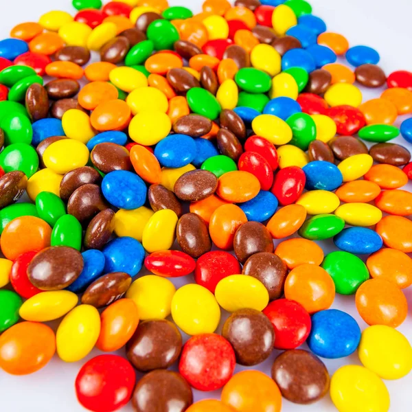 Барвисті цукерки. Барвисті шоколадні цукерки для фону — стокове фото