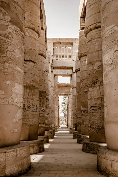 Säulen in der Hypostilhalle des Tempels von karnak, luxor, zB — Stockfoto