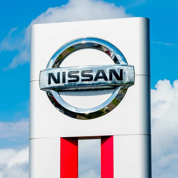 Німеччина, кияни-16 квітня 2017: логотип Nissan co — стокове фото