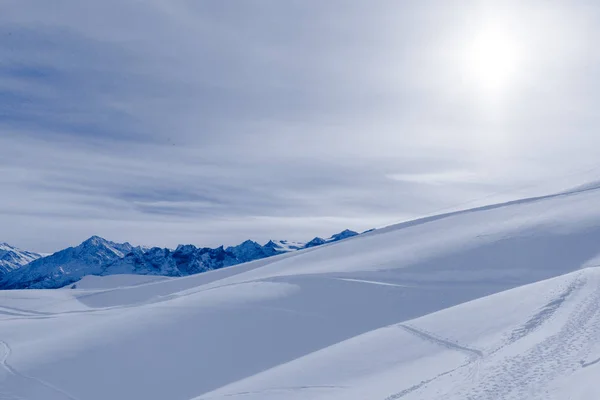 Alpes alpinos paisaje de montaña. Panorama de Montaña de Nieve —  Fotos de Stock