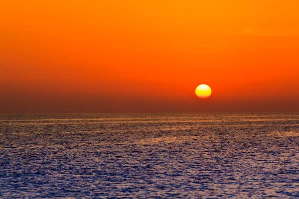 Sunset Sky. puesta de sol en el mar. hermoso atardecer — Foto de Stock