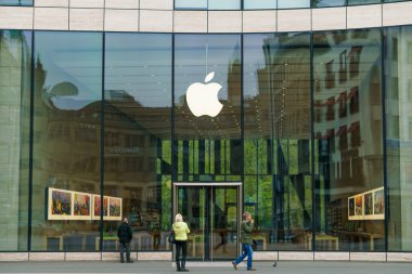 Düsseldorf, Almanya - 14 Nisan 2017: Apple store Düsseldorf '. Apple Cupertino, California'da merkezi bulunan bir Amerikan çokuluslu teknoloji firmasıdır