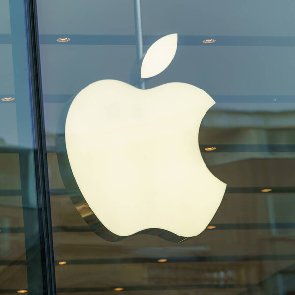 DUSSELDORF, GERMANY - 14 апреля 2017 года: знак Apple на магазине Apple в Дюссельдорфе. Apple - американская многонациональная технологическая компания со штаб-квартирой в Купертино, Калифорния
