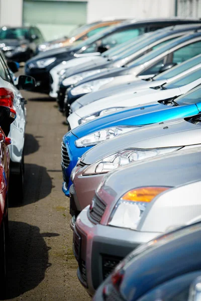Αυτοκίνητα προς πώληση. Πωλήσεις αυτοκινήτων, αγορά — Φωτογραφία Αρχείου