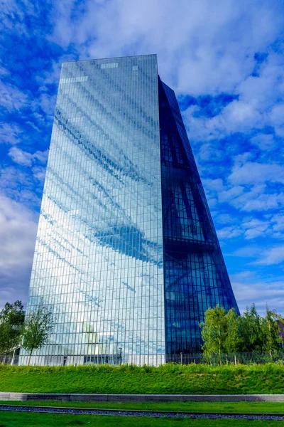 Frankfurt am Main, Deutschland - 19. September 2015: neues modernes Gebäude — Stockfoto