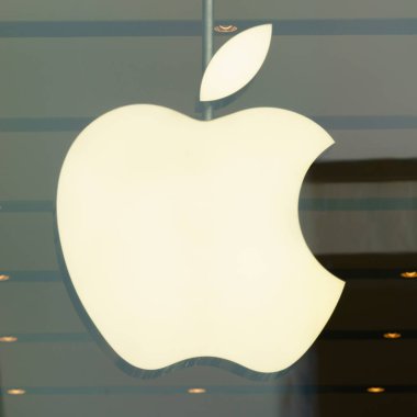 Düsseldorf, Almanya - 14 Nisan 2017: Apple Apple store Düsseldorf'işareti. Apple Cupertino, California'da merkezi bulunan bir Amerikan çokuluslu teknoloji firmasıdır