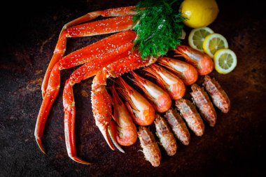 siyah deniz ürünleri. Yengeç ve karides koyu arka plan üzerinde. DELICIOU