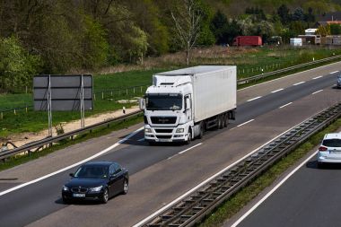 Düsseldorf, Almanya - 20 Nisan: taşıma kamyonu karayolu üzerinde Nisan tarihinde 20,2017, Düsseldorf, Almanya. Demiryolu, taşımacılık