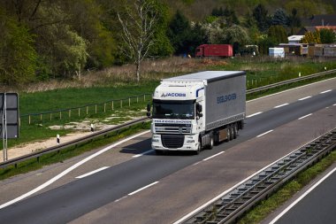 Düsseldorf, Almanya - 20 Nisan: taşıma kamyonu karayolu üzerinde Nisan tarihinde 20,2017, Düsseldorf, Almanya. Demiryolu, taşımacılık