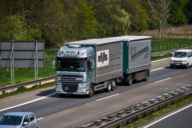 Düsseldorf, Almanya - 20 Nisan: taşıma kamyonu karayolu üzerinde Nisan tarihinde 20,2017, Düsseldorf, Almanya. Demiryolu, taşımacılık