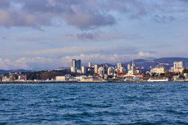 Gün batımında Sochi, Rusya'nın bina liman