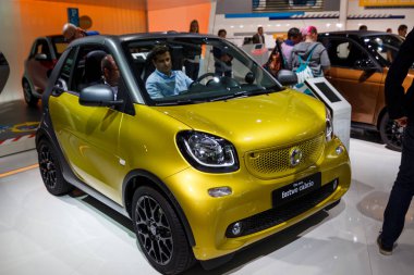 Frankfurt - 22 Eylül 2015: Smart Fortwo ve Forfour bir