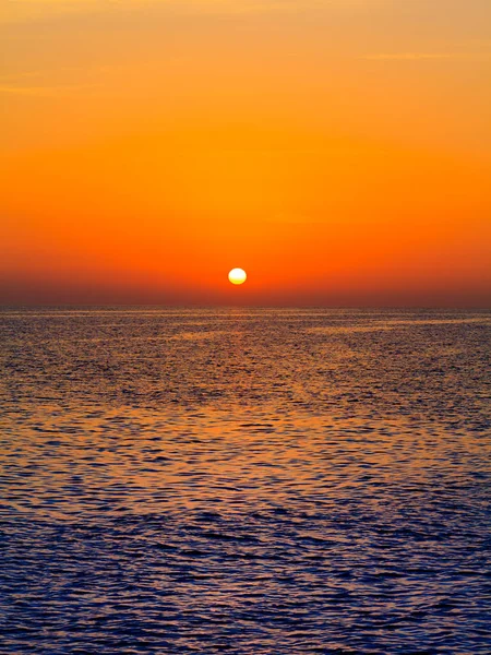 Sunset Sky. puesta de sol en el mar. hermoso atardecer — Foto de Stock