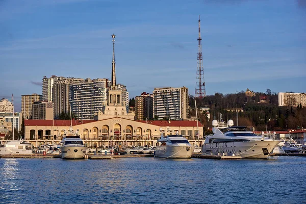 Gün batımında Sochi, Rusya'nın bina liman — Stok fotoğraf