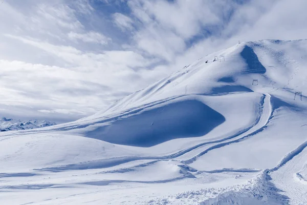 Montagna in inverno, coperta di neve. si trasforma in una giornata di sole — Foto Stock