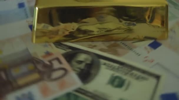 Золотые слитки и деньги. Международные валюты — стоковое видео