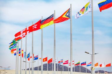 Ülkelerin bayrakları. Bayrak direği üzerinde farklı ülkeden