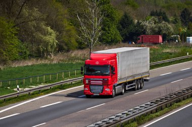 Düsseldorf, Almanya - 20 Nisan: taşıma kamyonu otoyol o