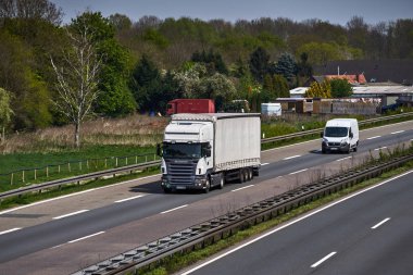 Düsseldorf, Almanya - 20 Nisan: taşıma kamyonu otoyol o