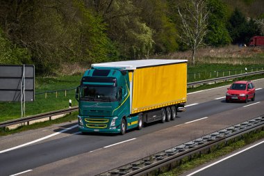 Düsseldorf, Almanya - 20 Nisan: taşıma kamyonu otoyol o