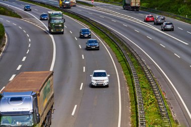Duisburg, Almanya - 25 Nisan: trafik Alman karayolu üzerinde. Apri üzerinde