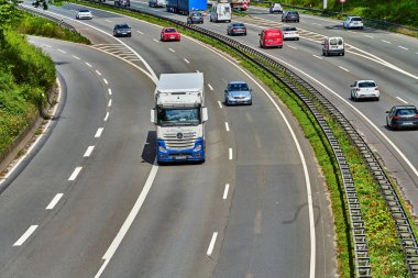 Duisburg, Almanya - 25 Nisan: trafik Alman karayolu üzerinde. Apri üzerinde