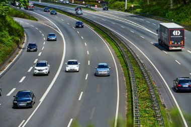 Duisburg, Almanya - 25 Nisan: trafik Alman karayolu üzerinde. Apri üzerinde