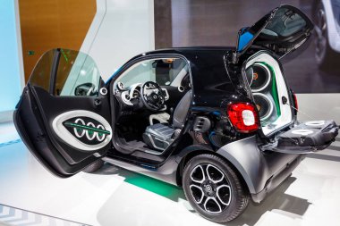 Frankfurt - 22 Eylül 2015: Smart Fortwo ve Forfour bir