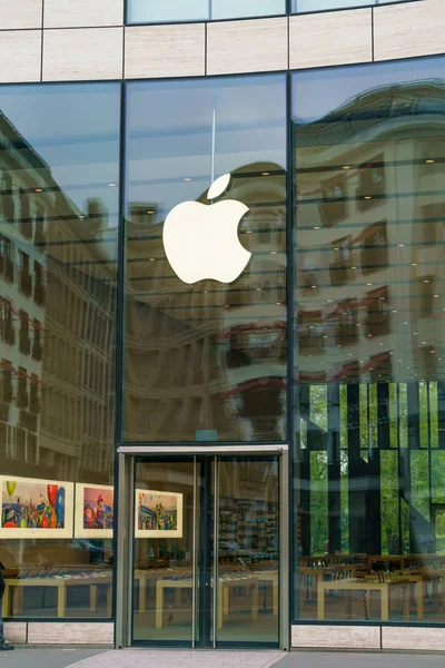 DUSSELDORF, ALEMANHA - 14 de abril de 2017: Apple Store em Dusseldorf — Fotografia de Stock