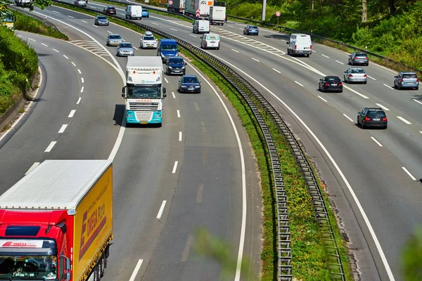 Duisburg, Almanya - 25 Nisan: Bir Alman karayolu üzerinde Nisan trafik — Stok fotoğraf